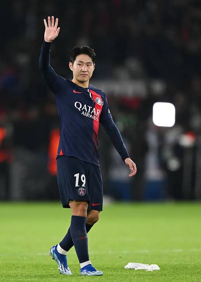 파리 생제르맹 이강인이 경기가 종료된 후 팬들을 향해 인사하고 있다. 게티이미지코리아