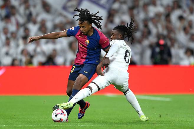 바르셀로나 쿤데가 지난해 10월 레알 마드리드전에서 카마빙가를 뚫고 드리블하고 있다. Getty Images코리아