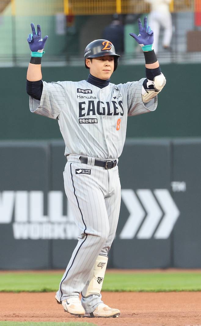 한화 노시환이 23일 부산 사직구장에서 열린 롯데와 원정 경기에서 적시타를 친 뒤 세리머니하고 있다. 연합뉴스