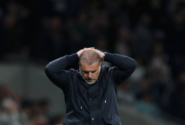 ▲ 엔제 포스테코글루 토트넘 홋스퍼 감독은 프리미어리그 출범 후 최악의 리그 성적을 낼 지도자로 역사에 남을 위기에 처했다. 유로파리그 우승을 해도 헤어진다는 영국 텔레그라프의 독점 보도에 대한 반응도 흥미로울 것으로 보인다. ⓒ연합뉴스/AFP/REUTERS/EPA