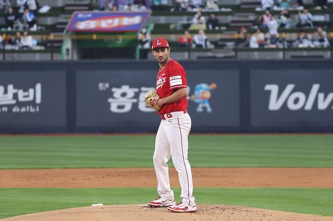 ▲ 6이닝 2실점으로 호투한 미치 화이트 ⓒSSG랜더스