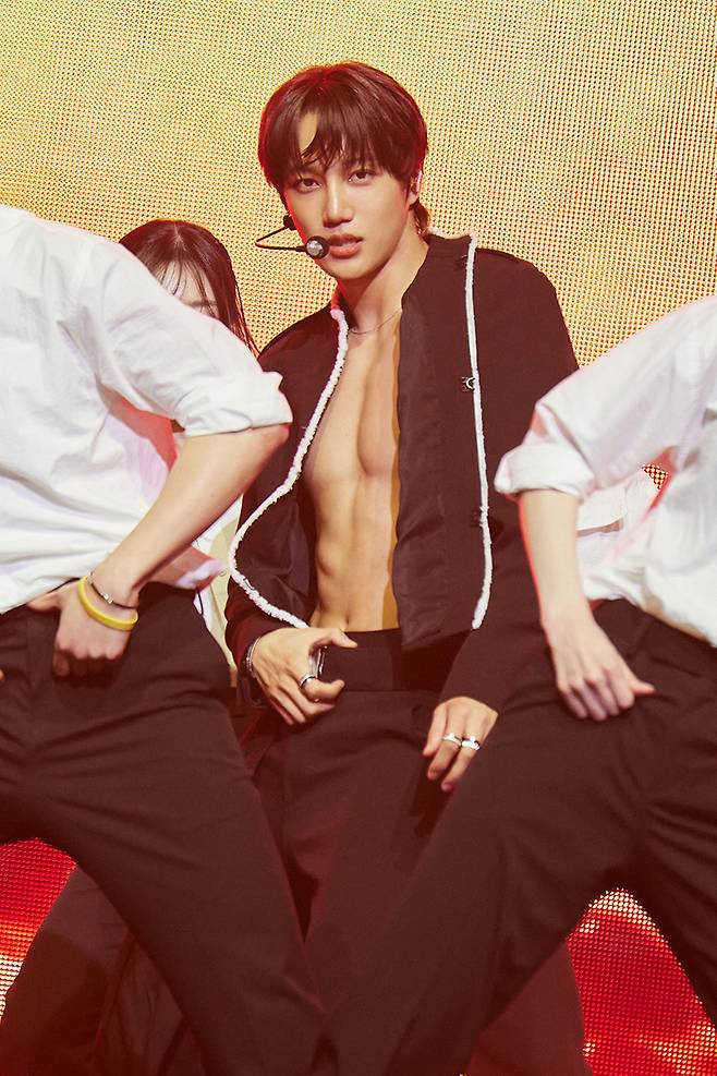 '핫 컴백' 엑소 카이, 2년 만에 만난 엑소엘 앞 '눈물 글썽'