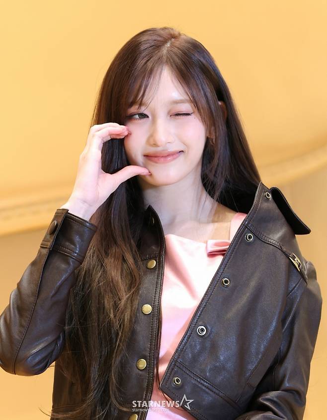 (서울=뉴스1) 권현진 기자 = 그룹 아이브의 이서가 21일 오전 서울 서초구 신세계백화점 강남점에서 열린 패션 브랜드 코치의 코치 태비샵 팝업스토어 오픈 행사에 참석해 포즈를 취하고 있다. 2025.2.21/뉴스1  Copyright (C) 뉴스1. All rights reserved. 무단 전재 및 재배포,  AI학습 이용 금지. /사진=(서울=뉴스1) 권현진 기자