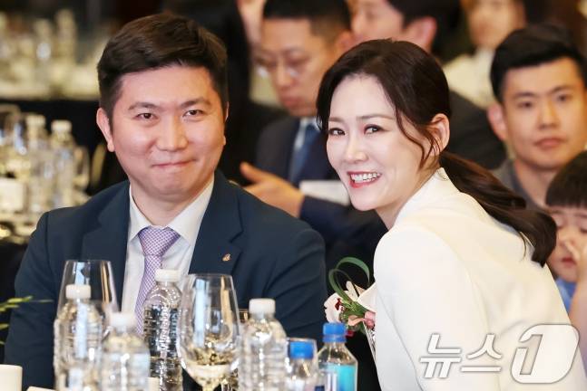 유승민 대한체육회 회장과 이수경 대한빙상경기연맹 회장. /사진=뉴스1