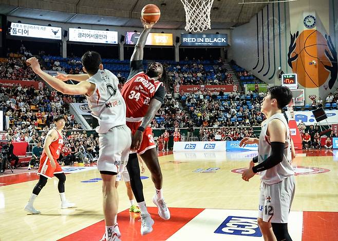 자밀 워니(가운데)가 23일 잠실학생체육관에서 열린 서울 SK 대 수원 KT의 '2024~2025시즌 KCC 프로농구' 4강 플레이오프 1차전에서 골밑슛을 시도하고 있다. /사진=KBL 제공