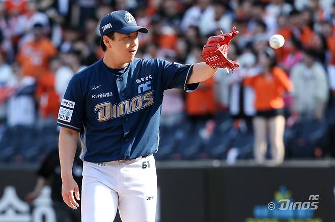 NC 투수 배재환은 22일 잠실구장에 열린 '2025 신한 SOL Bank KBO 리그' LG와 정규시즌 3차전에서 구원 등판했다. 1이닝 무실점으로 7년 만에 생애 두 번째 세이브를 챙겼다. NC 다이노스