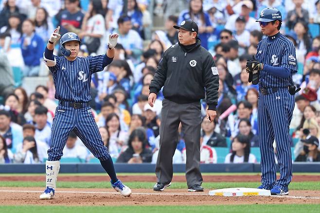 삼성 라이온즈 김지찬이 부상 복귀전이었던 지난 20일 대구 롯데 자이언츠전에서 안타를 친 뒤 세리머니하고 있다. 삼성 라이온즈