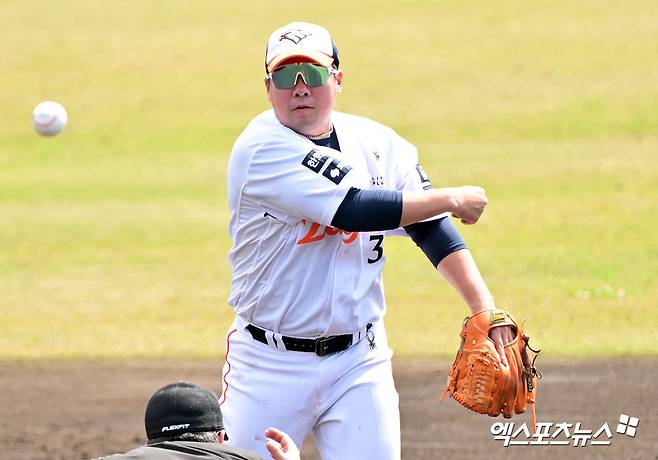 한화 이글스 베테랑 타자 안치홍이 23일 부산 사직야구장에서 열리는 2025 신한 SOL Bank KBO리그 롯데 자이언츠와의 경기에서 1군 복귀전을 치를 것으로 보인다. 사진 엑스포츠뉴스 DB