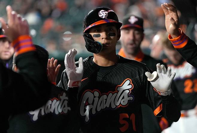 메이저리그 공식 홈페이지 MLB.com이 올 시즌 3할 타율을 기록할 선수 6명 중 한 명으로 이정후를 꼽았다. 매체는 이정후가 장타까지 선보이면서 지난해보다 나은 모습을 보여주고 있는 점을 주목했으며, KBO리그에서 MVP를 수상한 이력을 언급하기도 했다. AFP 연합뉴스