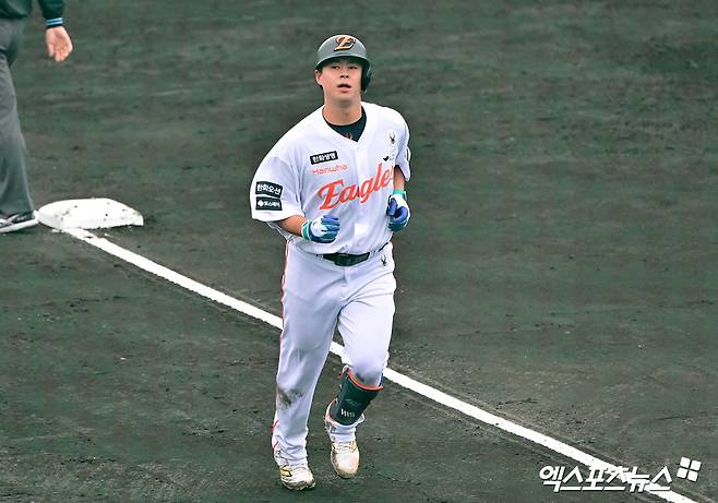 한화 이글스 4번타자 노시환이 23일 부산 사직야구장에서 열린 2025 신한 SOL Bank KBO리그 롯데 자이언츠와의 팀 간 3차전에서 1회초 선제 1타점 적시타를 기록했다. 사진 한화 이글스
