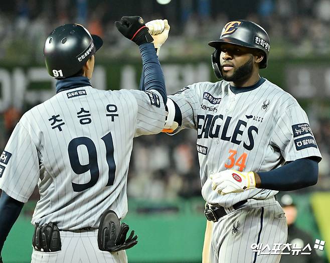 한화 이글스 외국인 타자 에스테반 플로리얼(오른쪽)이 23일 부산 사직야구장에서 열린 2025 신한 SOL Bank KBO리그 롯데 자이언츠와의 팀 간 3차전에서 1회초와 2회초 연속 안타로 게임 초반 멀티 히트를 완성했다. 사진 엑스포츠뉴스 DB