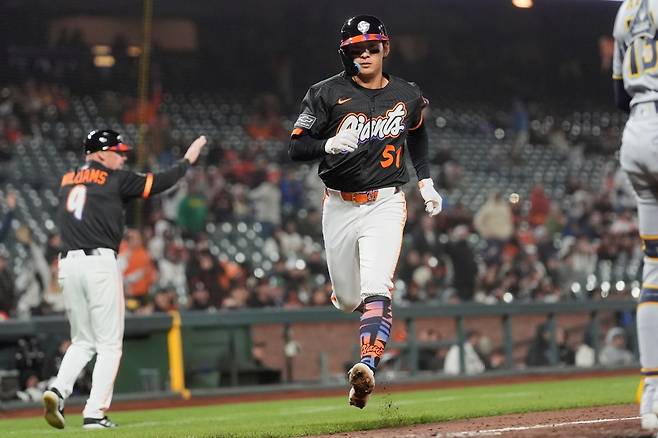 23일 미국 캘리포니아주 샌프란시스코의 오라클파크에서 열린 2025 미국프로야구 메이저리그 밀워키 브루어스와 샌프란시스코 자이언츠의 경기, 밀워키가 11:3으로 승리를 거두고 전날 패배를 설욕했다. 샌프란시스코 외야수 이정후는 3번타자 겸 중견수로 선발 출전해 4타수 무안타 1볼넷 1득점을 기록했다. AP 연합뉴스