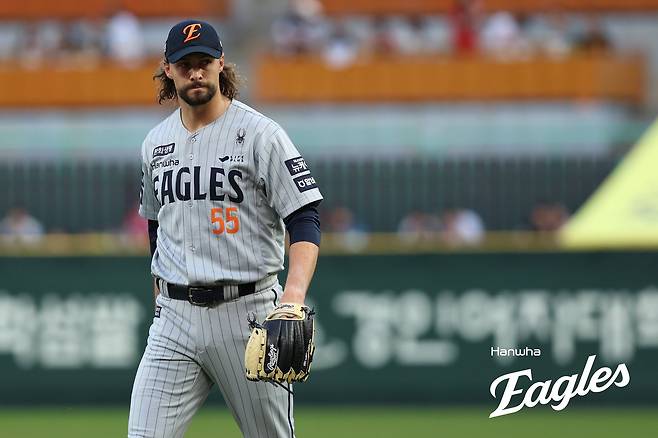 한화 이글스 외국인 투수 라이언 와이스가 23일 부산 사직야구장에서 열린 2025 신한 SOL Bank KBO리그 롯데 자이언츠와의 팀 간 3차전에 선발등판, 6이닝 2실점 호투로 팀의 8연승을 이끌었다. 사진 한화 이글스