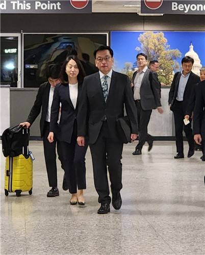 통상협의 위해 미국 찾은 최상목 경제부총리 (워싱턴=연합뉴스) 박성민 특파원 = 최상목 경제부총리 겸 기획재정부 장관이 미국 도널드 트럼프 행정부와 통상 협의를 하기 위해 22일(현지시간) 미국에 도착하고 있다. 2025.4.22 min22@yna.co.kr