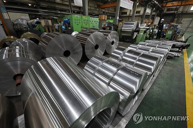 25% 관세 인상에 알루미늄 업계 비상 (화성=연합뉴스) 임화영 기자 = 도널드 트럼프 미국 대통령이 예고한 철강·알루미늄 25% 관세 부과가 시행되는 12일 경기 화성시의 한 알루미늄 제품 제조업체 공장에 알루미늄 제품들이 놓여있다. 2025.3.12 hwayoung7@yna.co.kr