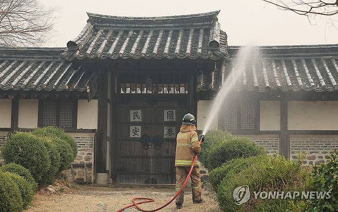 '산불 접근 방지' 하회마을에 물 뿌리는 소방대원 (안동=연합뉴스) 천경환 기자 = 26일 경북 안동 하회마을에서 소방대원이 산불 불씨가 옮겨붙지 않도록 마을 곳곳에 물을 뿌리고 있다. 2025.3.26 kw@yna.co.kr