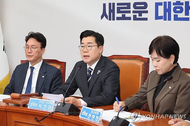 발언하는 박찬대 직무대행 (서울=연합뉴스) 박동주 기자 = 더불어민주당 박찬대 당대표 직무대행 겸 원내대표가 23일 서울 여의도 국회에서 열린 최고위원회의에서 발언하고 있다. 2025.4.23 pdj6635@yna.co.kr