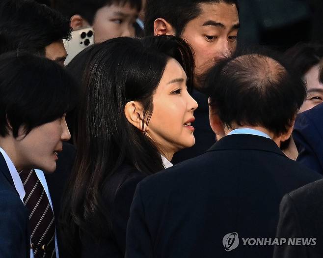 사저 도착한 김건희 여사 (서울=연합뉴스) 김성민 기자 = 김건희 여사가 11일 서울 서초구 아크로비스타 사저로 향하고 있다. 2025.4.11 [공동취재] ksm7976@yna.co.kr