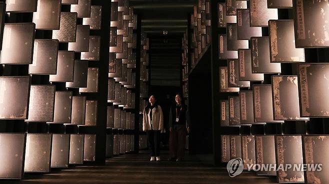 공개 앞둔 국립중앙박물관 외규장각 의궤실 (서울=연합뉴스) 서대연 기자 = 14일 오전 서울 용산구 국립중앙박물관 외규장각 의궤실에서 관계자들이 전시실을 둘러보고 있다.
    국립중앙박물관은 15일부터 외규장각 의궤 전용 전시실을 공개한다고 밝혔다. 조선 왕실 기록물인 외규장각 의궤는 1866년 병인양요 때 프랑스 군에 의해 무단반출 됐다 지난 2011년 145년만에 고국으로 돌아왔다. 2024.11.14 dwise@yna.co.kr