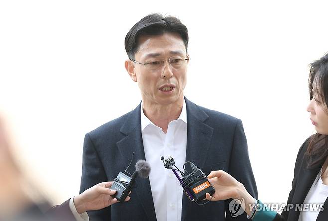 질문 답하는 임성근 전 사단장 (과천=연합뉴스) 김성민 기자 = 임성근 전 해병대 1사단장이 해병대 채모 상병 순직사건 외압 의혹의 수사 포렌식 참관을 위해 23일 경기도 과천 고위공직자범죄수사처(공수처)로 들어서며 취재진 질문에 답하고 있다. 2025.4.23 ksm7976@yna.co.kr