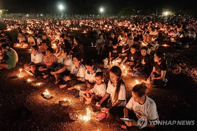 교황 추모하는 동티모르 국민들 (딜리[동티모르] AFP=연합뉴스) 22일(현지시간) 밤 태평양 동티모르 수도 딜리의 타시톨루 공원에 국민들이 몰려 프란치스코 교황을 추모하고 있다. 2025.04.23