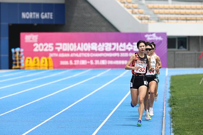 김유진, 여자 5,000ｍ 우승 (서울=연합뉴스) 김유진(앞)이 23일 경북 구미시민운동장에서 열린 2025 구미 아시아육상선수권 최종 선발대회 여자 5,000ｍ에서 역주하고 있다. [대한육상연맹 제공. 재판매 및 DB금지]