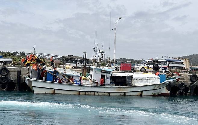 불이 나 제주 서귀포 신양항에 예인된 A호 [서귀포해경 제공, 재판매 및 DB 금지]