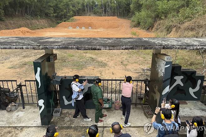 베트남전 관광지 꾸찌 땅굴의 사격 체험장 [AP 연합뉴스 자료사진. 재판매 및 DB 금지]