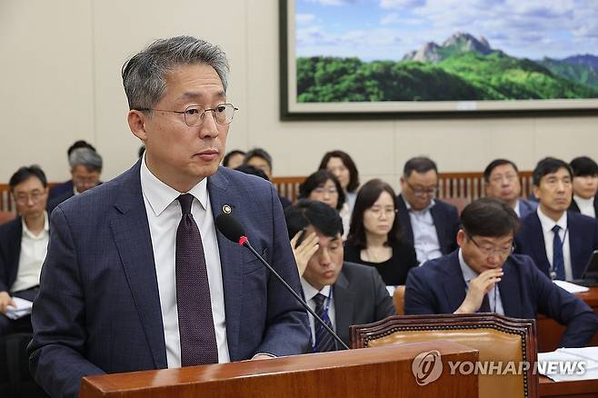 추경안 관련 제안설명하는 고용노동부 장관 직무대행 (서울=연합뉴스) 박동주 기자 = 23일 서울 여의도 국회에서 열린 환경노동위원회 전체회의에서 김민석 고용노동부 장관 직무대행이 추경안 관련 제안설명을 하고 있다. 2025.4.23 pdj6635@yna.co.kr