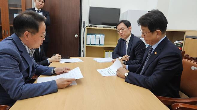 허영 의원(왼쪽)과 박상우 국토부장관(오른쪽) 면담 [허영 의원실 제공.재판매 및 DB 금지]