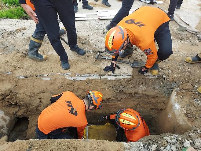 매몰자 구조 작업 중인 소방대원 [전북자치도소방본부 제공. 재판매 및 DB 금지]