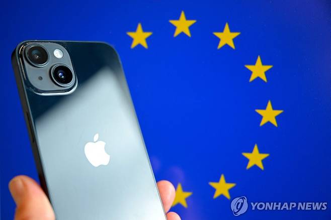 애플과 유럽연합(EU) 로고 [AFP 연합뉴스 자료사진 재판매 및 DB 금지]
