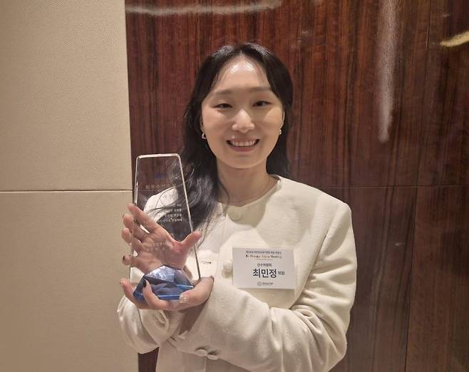 최우수선수상 받은 최민정 (서울=연합뉴스) 김경윤 기자 = 쇼트트랙 국가대표 최민정이 23일 서울 중구 웨스틴 조선호텔에서 열린 2025 빙상인의 밤 행사에서 최우수선수상을 받은 뒤 포즈를 취하고 있다. 2025.4.23. cycle@yna.co.kr