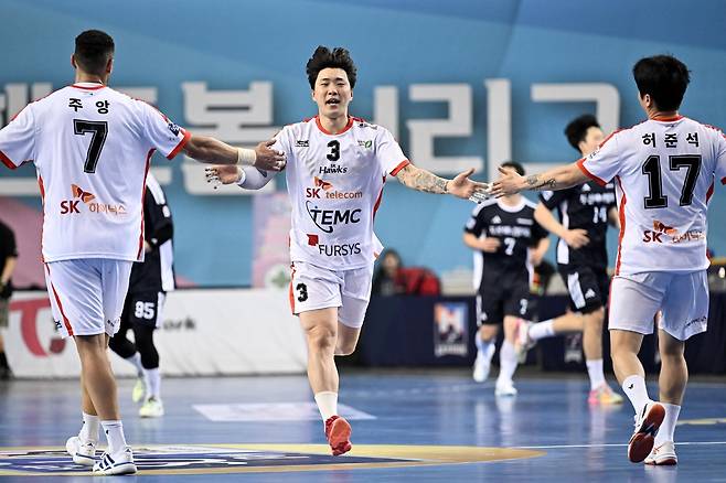 23일 경기에서 승리 후 동료 선수들과 기뻐하는 SK 장동현(3번) [한국핸드볼연맹 제공. 재판매 및 DB 금지]