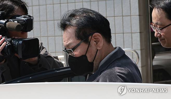 첫 재판 마친 공천헌금 의혹 '건진법사' (서울=연합뉴스) 김인철 기자 = 2018년 지방선거 당시 불법 정치자금을 수수한 혐의로 기소된 무속인 '건진법사' 전성배 씨가 7일 서울 양천구 남부지방법원에서 열린 불법 정치자금 수수 의혹 관련 재판을 마친 뒤 법원 청사를 나와 차량에 탑승하고 있다. 2025.4.7 yatoya@yna.co.kr