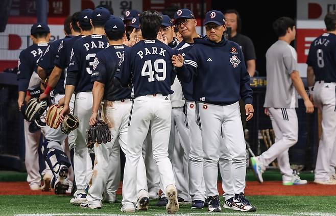 경기 후 하이파이브하는 이승엽 감독 [두산 베어스 제공. 재판매 및 DB 금지]