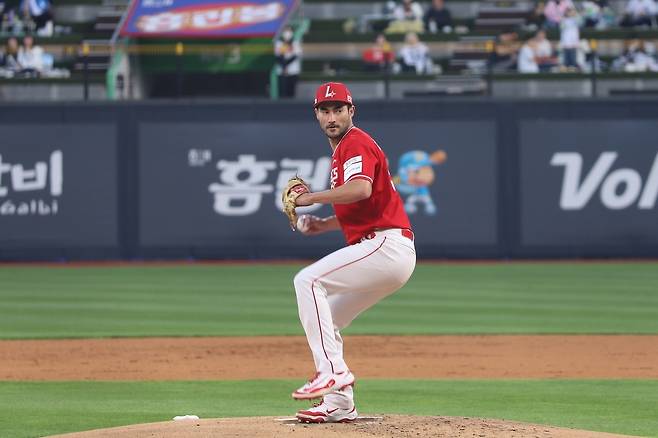 KBO리그 데뷔승을 따낸 SSG 미치 화이트 [SSG 랜더스 제공. 재판매 및 DB 금지]