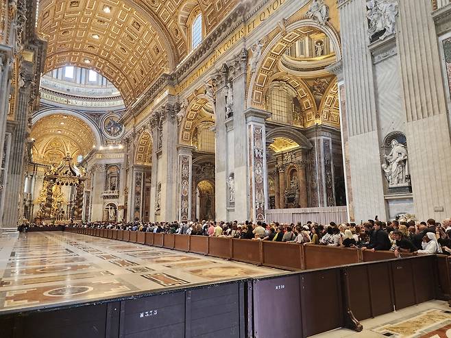 교황 조문 인파 (바티칸=연합뉴스) 신창용 특파원 = 프란치스코 교황이 선종한 지 사흘째인 23일(현지시간) 바티칸 성 베드로 대성전에서 일반인 조문이 시작됐다. 2025.04.23 changyong@yna.co.kr