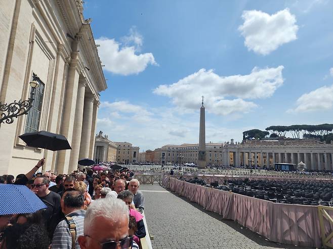 교황과 마지막 인사하기 위해 몰려든 사람들 (바티칸=연합뉴스) 신창용 특파원 = 프란치스코 교황이 선종한 지 사흘째인 23일(현지시간) 바티칸 성 베드로 대성전에서 일반인 조문이 시작됐다. 2025.04.23 changyong@yna.co.kr