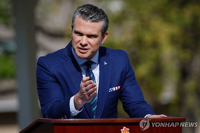 헤그세스 미국 국방부 장관 (칼라일[美펜실베이니아주] AFP=연합뉴스) 피트 헤그세스 미국 국방부 장관이 23일(현지시간) 미국 펜실베이니아주 칼라일에 있는 육군전쟁대학에서 연설하고 있다. 2025.4.23