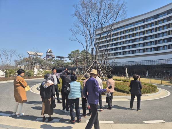 '롯데호텔앤리조트 김해'가 경남에서 유일하게 5성급 가족호텔로 지정됐다. 사진은 장유출장소와 장유출장소 내 지역 단체 관계자들이 '롯데호텔앤리조트 김해'를 방문한 모습. / 김해시