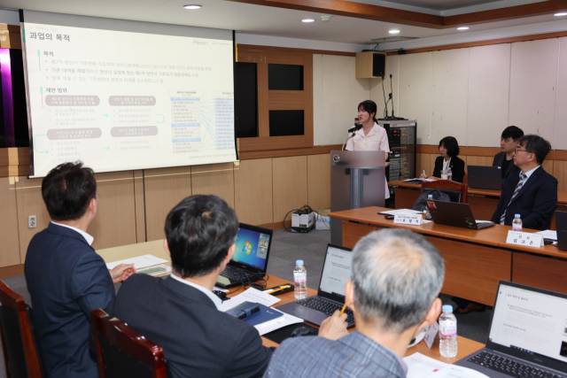 양산시는 24일 소회의실에서 ‘2050 탄소중립녹색성장위원회’를 열어 ‘탄소중립 녹색성장 기본계획’을 심의하고 있다. 양산시 제공