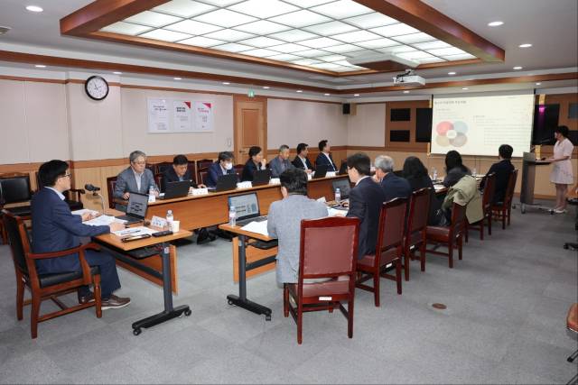 양산시는 24일 소회의실에서 ‘2050 탄소중립녹색성장위원회’를 열어 ‘탄소중립 녹색성장 기본계획’을 심의하고 있다. 양산시 제공