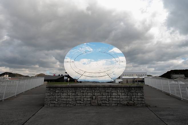 부지현은 "우리는 여전히 그곳에 존재한다. 홈(home)은 우주, 지구, 지금 이 공간, 그 어느 곳이든 될 수 있다. 내가 존재하는 여기, 아니면 존재 할지도 모르는 그곳, 무한의 가능성을 여기에 소환하고자 한다"고 작품을 소개했다.