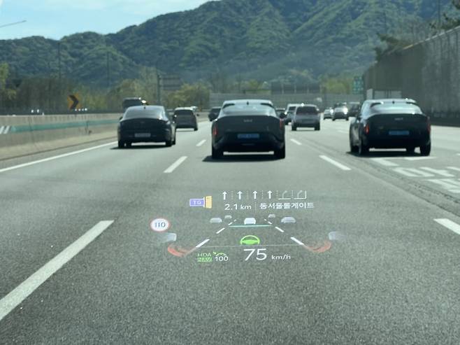 'EV4의 헤드업 디스플레이는 주행 중 다양한 정보를 안내해 운전자가 초행길 두리번 거릴 필요없이 오로지 운전에 집중하도록 도와준다.' 사진=이상진