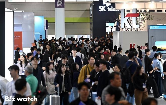 국내 최고 정보통신기술(ICT) 축제 '월드IT쇼(WIS)' 2025가 24일 서울 강남구 코엑스에서 열렸다. 전시장이 참관객으로 북적이고 있다./사진=이명근 기자 qwe123@