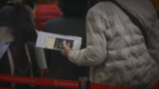 전문가들은 불법체류 유학생을 줄이기 위해서 취업 연계 등 보다 근본적인 대책이 필요하다고 지적한다.