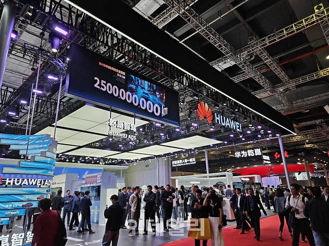 23일 중국 상하이 국가전시컨벤션센터에서 상하이 모터쇼 관람객들이 화웨이 부스를 둘러보고 있다. (사진=이데일리 이명철 특파원)