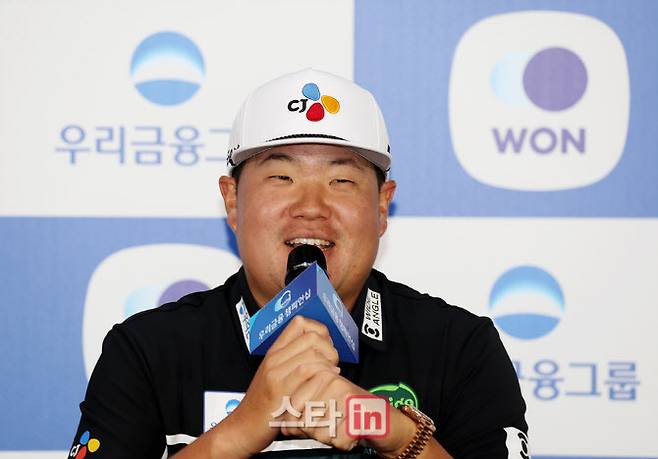 임성재가 기자회견 도중 환하게 웃으며 질문에 답하고 있다. (사진=이데일리 골프in 김상민 기자)