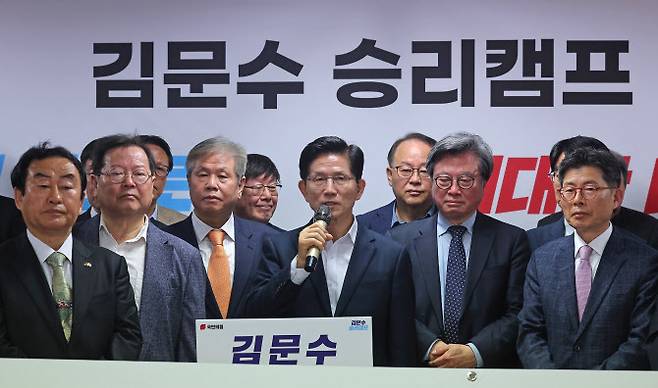 24일 서울 여의도 대하빌딩 캠프 사무실에서 열린 국가혁신위원회 출범식에서 김문수 국민의힘 대통령선거 경선 예비후보(앞줄 왼쪽에서 네번째)가 발언하고 있다.(사진=연합뉴스)